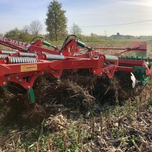 Coltivatore Runner Su Stocchi Mais
