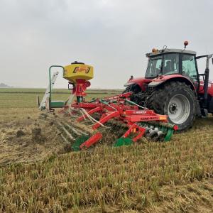Disciera Agromasz Con Seminatrice Apv Per Sovesco In Campo